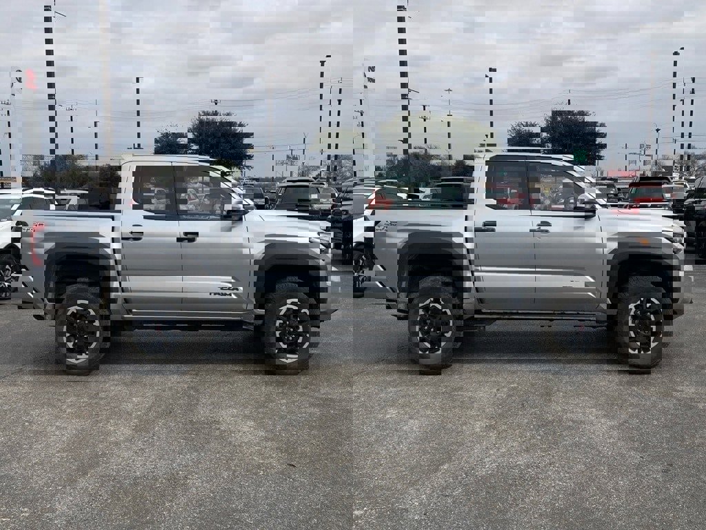 Certified 2025 Toyota Tacoma TRD Off-Road image 2