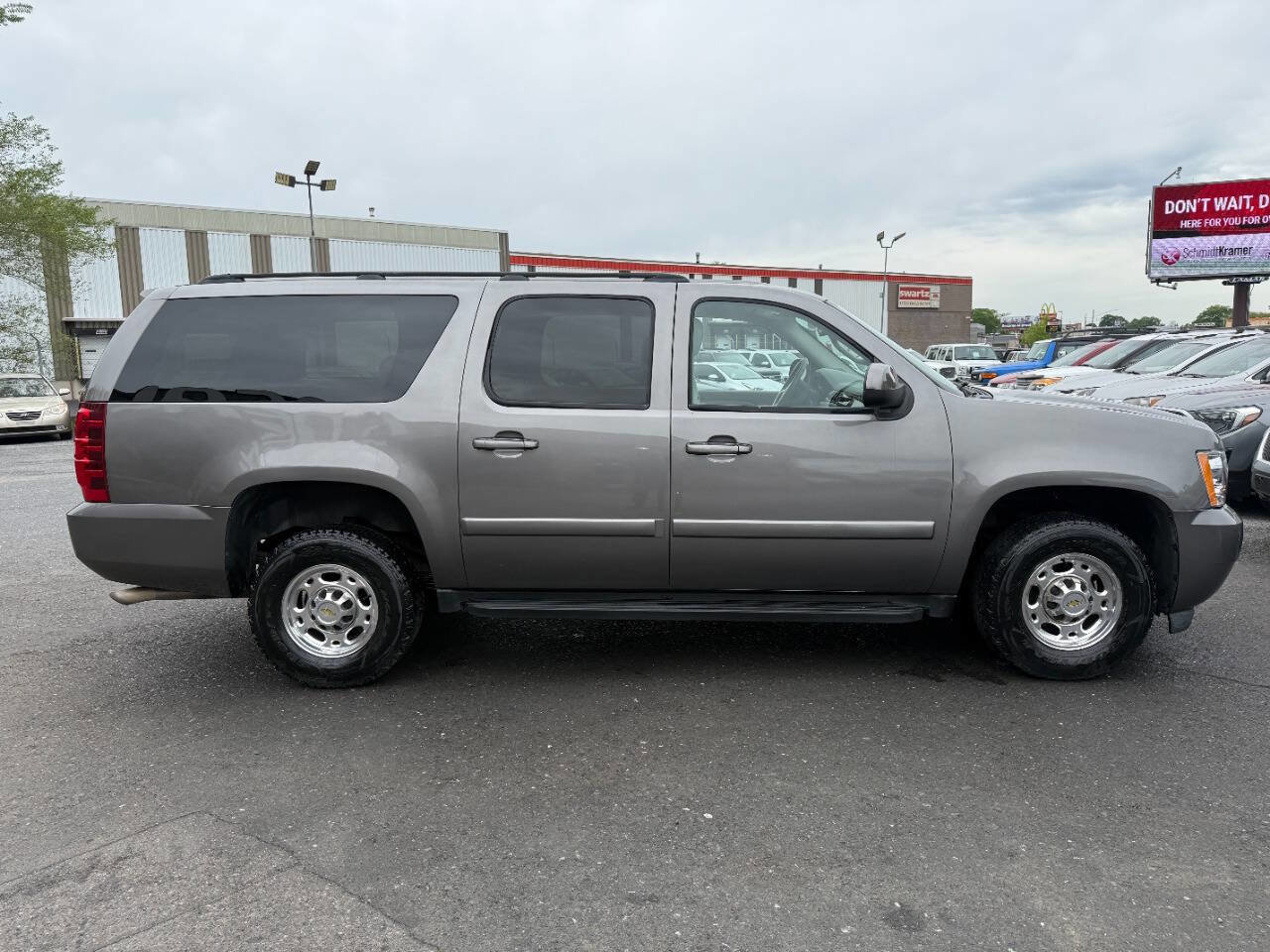 Used 2007 Chevrolet Suburban 2500 LT w/ LT Preferred Equipment Group AWD/4WD image 4