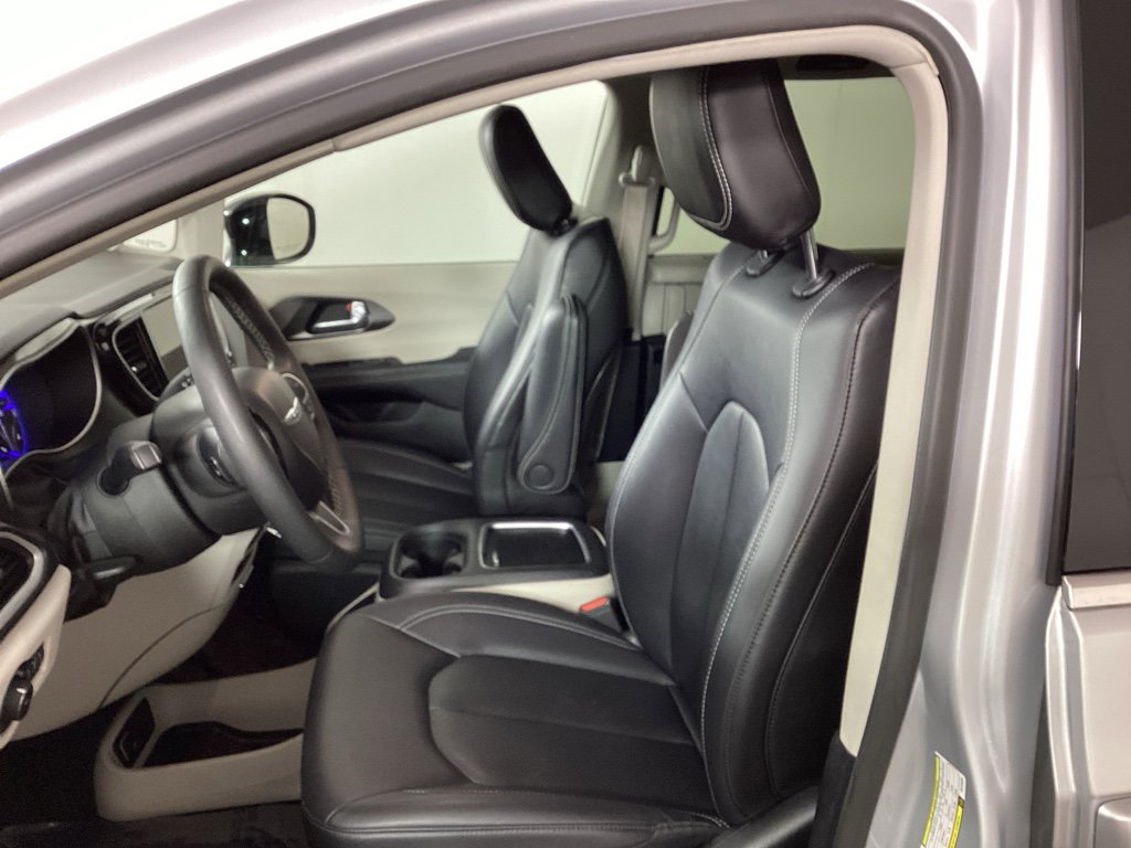 Used 2024 Chrysler Pacifica Touring-L image 16