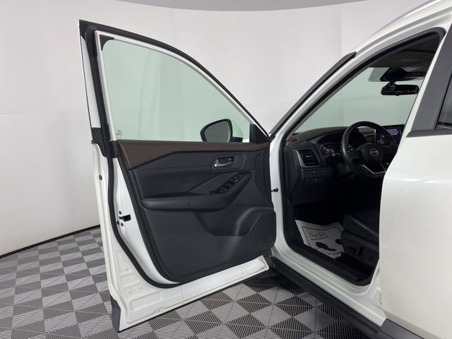 Used 2023 Nissan Rogue SV w/ SV Premium Package image 16