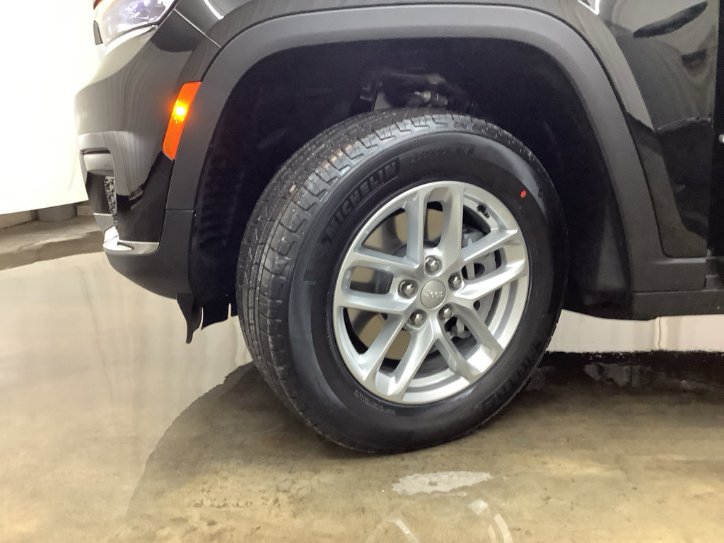 New 2025 Jeep Grand Cherokee L Laredo image 30