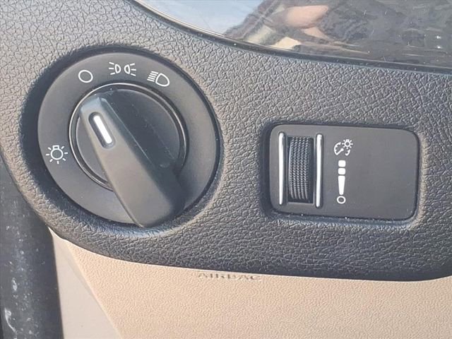 Used 2019 Dodge Grand Caravan SE w/ UConnect Hands-Free Group image 17