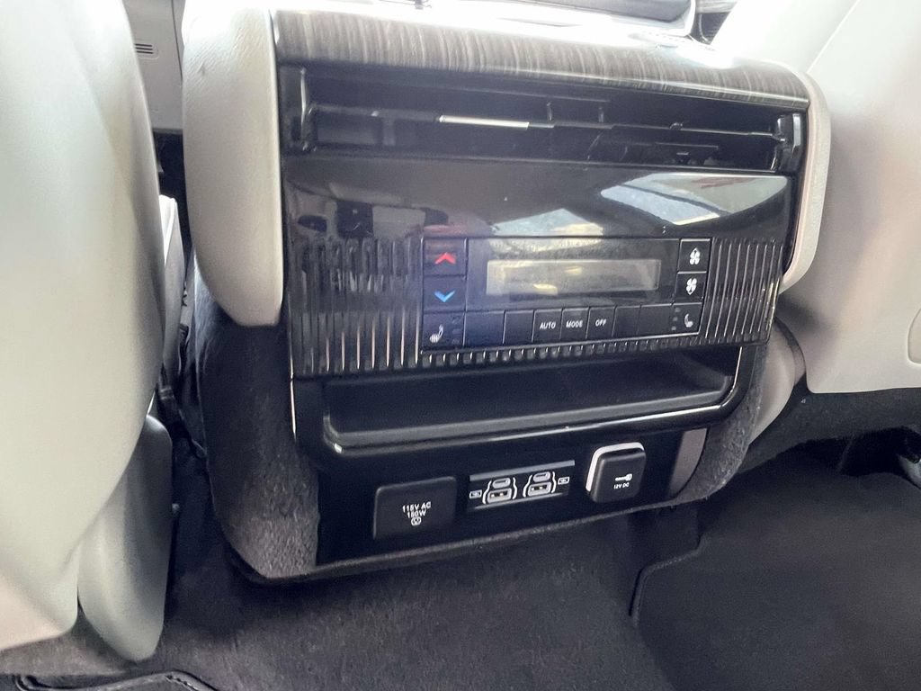 Used 2024 Jeep Wagoneer L Series II w/ Flexible Seating Group AWD/4WD image 11
