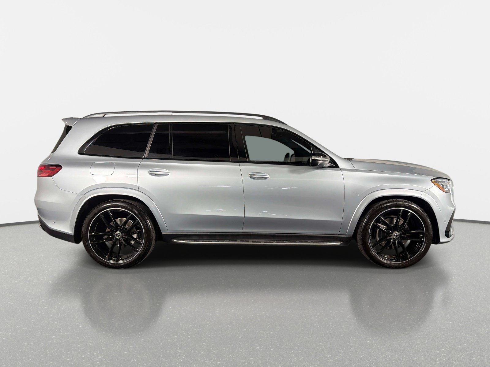 Used 2025 Mercedes-Benz GLS 580 4MATIC image 2