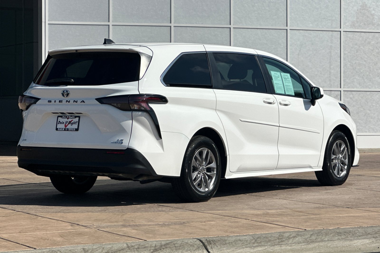 Used 2024 Toyota Sienna LE AWD/4WD image 4