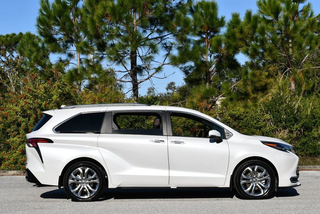 Used 2024 Toyota Sienna Platinum image 38