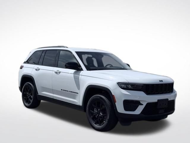 Used 2025 Jeep Grand Cherokee Altitude AWD/4WD image 4