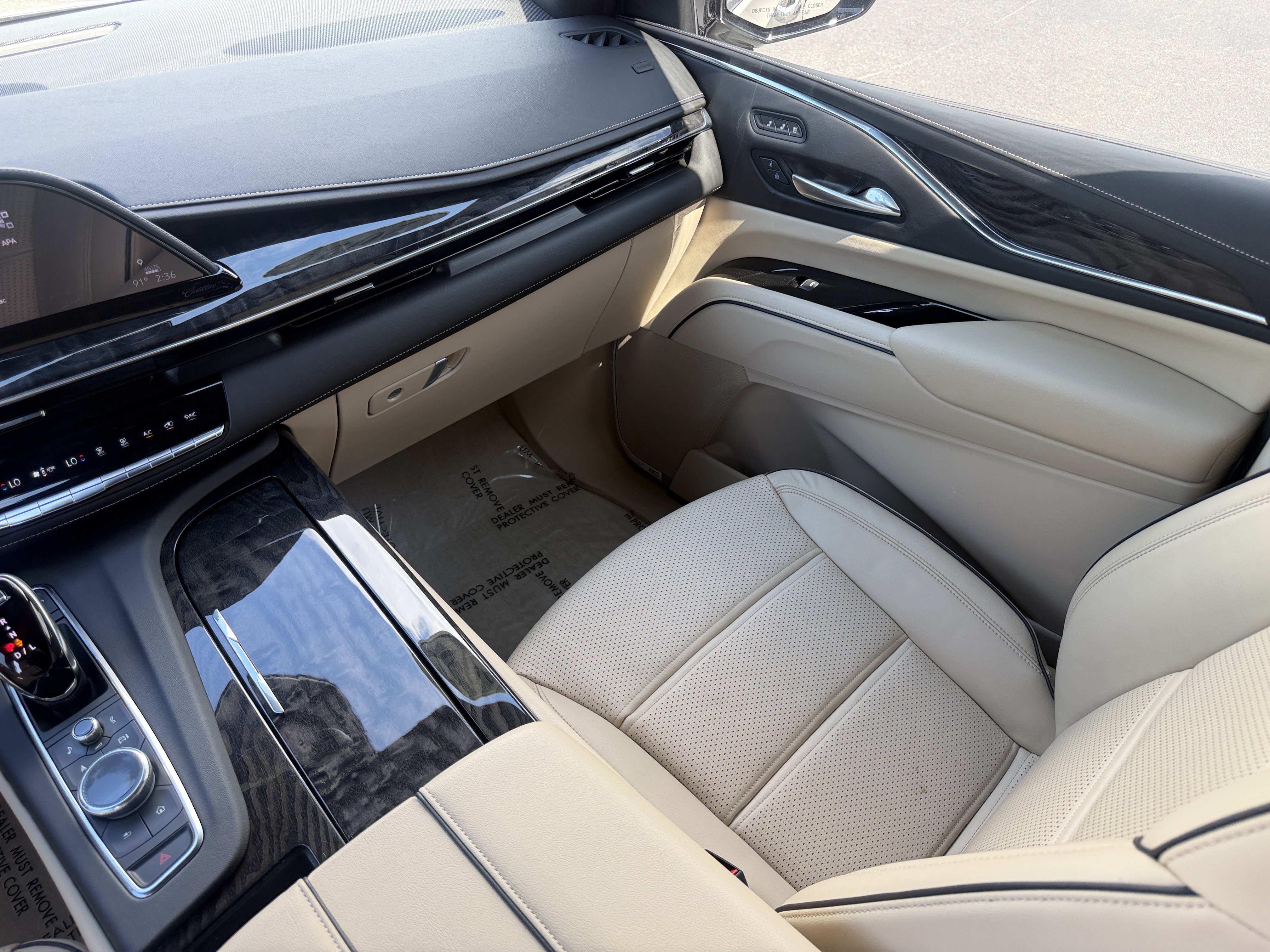 Used 2021 Cadillac Escalade Premium Luxury w/ LPO, Illumination Package AWD/4WD image 17