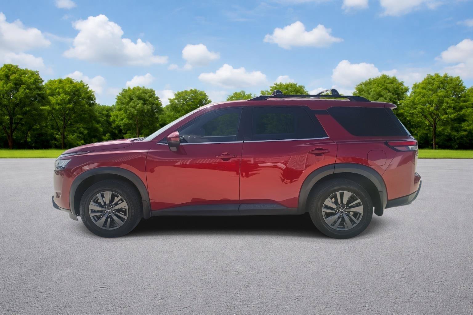 Used 2022 Nissan Pathfinder SV w/ SV Black Package FWD image 4