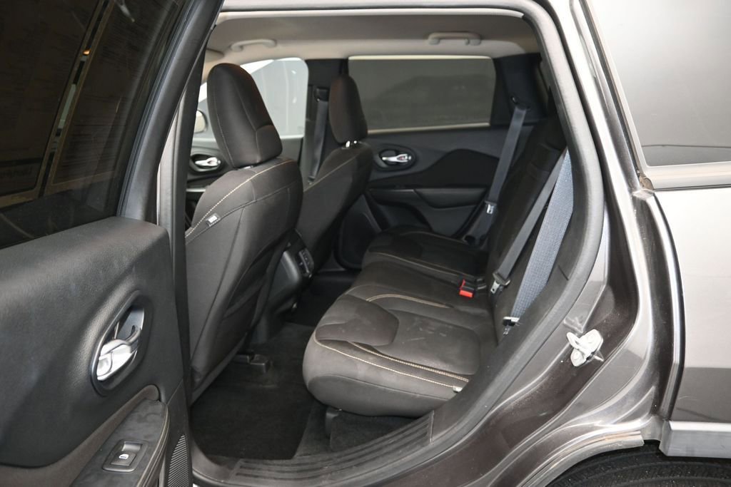 Used 2016 Jeep Cherokee Latitude FWD image 15