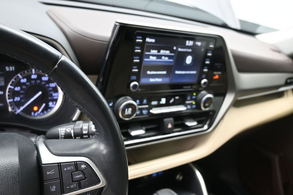 Used 2022 Toyota Highlander XLE FWD image 15