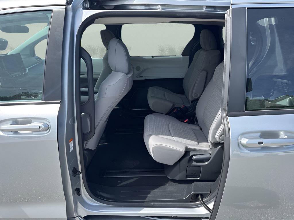 Used 2025 Toyota Sienna LE FWD image 26