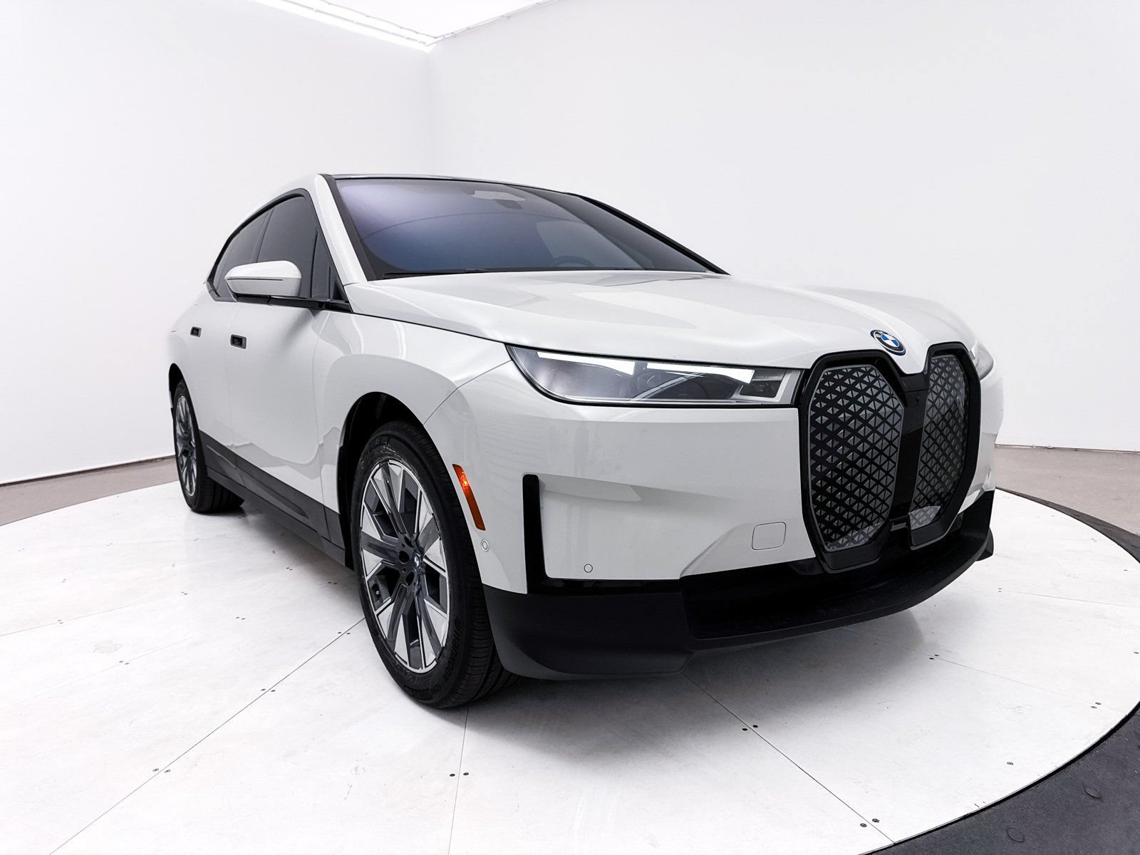 Used 2024 BMW iX xDrive50 w/ Premium Package AWD/4WD image 11