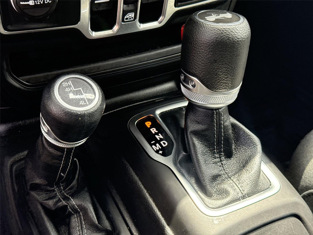 Used 2025 Jeep Wrangler Unlimited Sahara AWD/4WD image 13