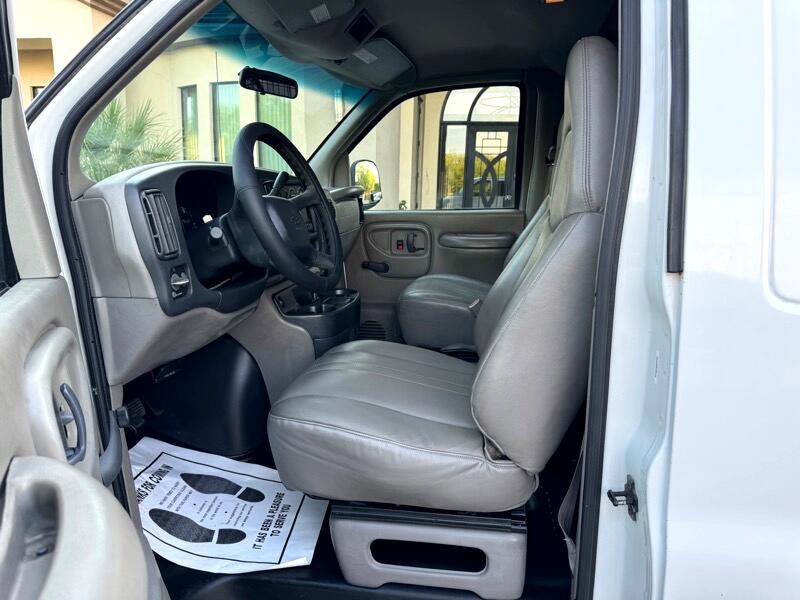 Used 2000 Chevrolet Express 2500 image 9