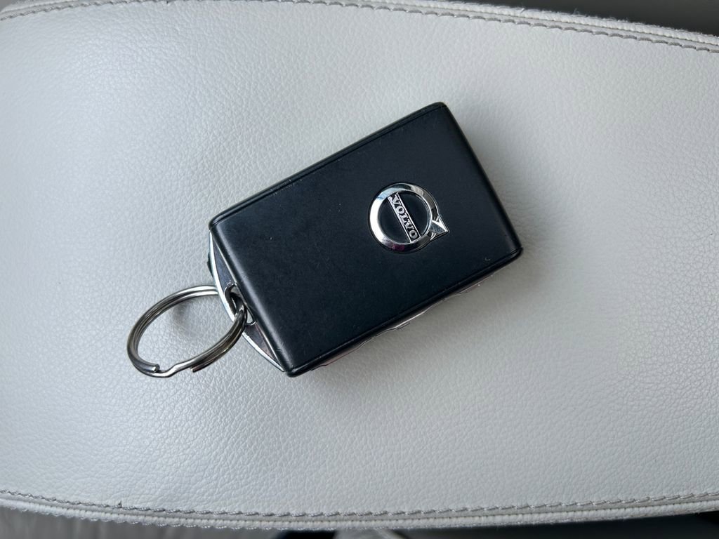 Used 2023 Volvo XC40 B5 Plus image 33