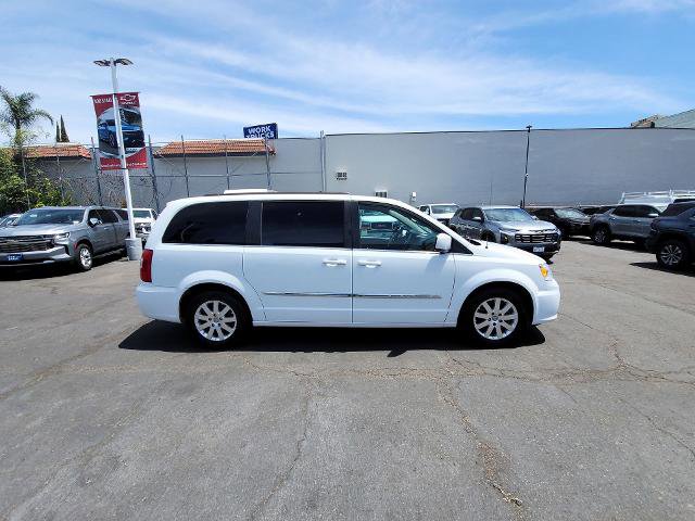 Used 2016 Chrysler Town & Country Touring FWD image 9