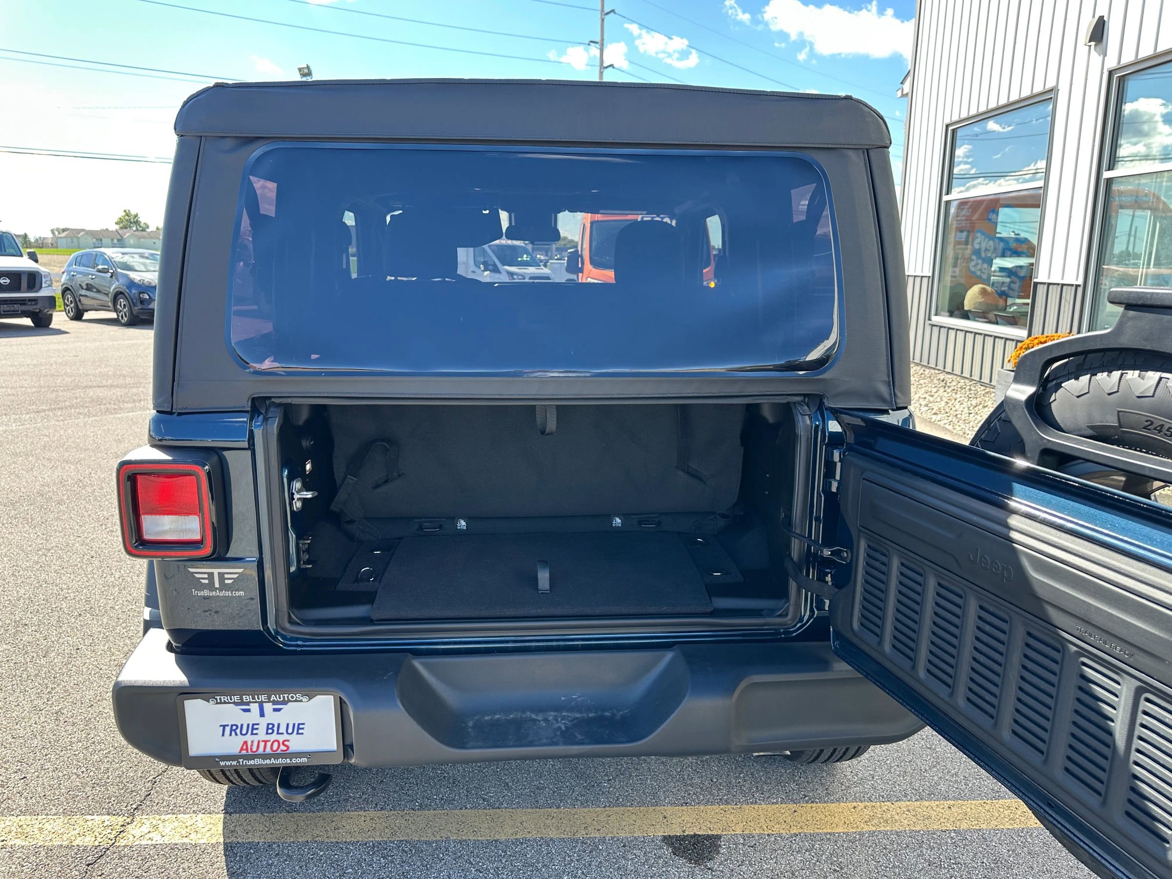 Used 2025 Jeep Wrangler Sport image 23