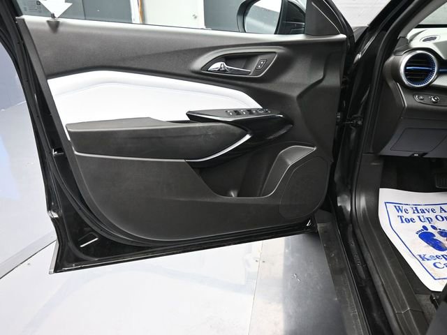 Used 2025 Chevrolet Trax LT w/ LT Convenience Package image 3