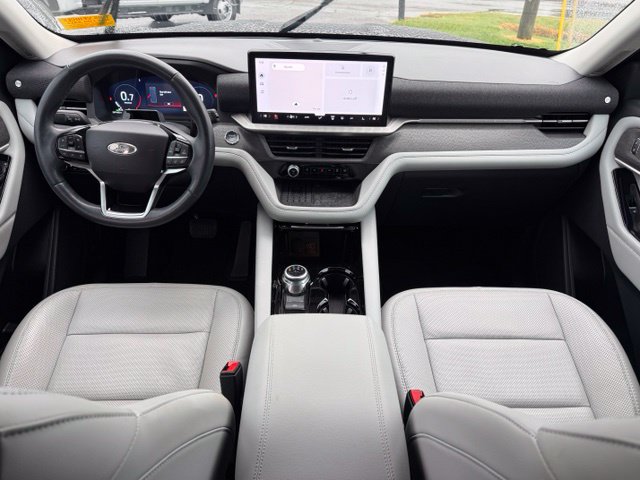 Used 2025 Ford Explorer Platinum w/ Ultimate Package AWD/4WD image 16