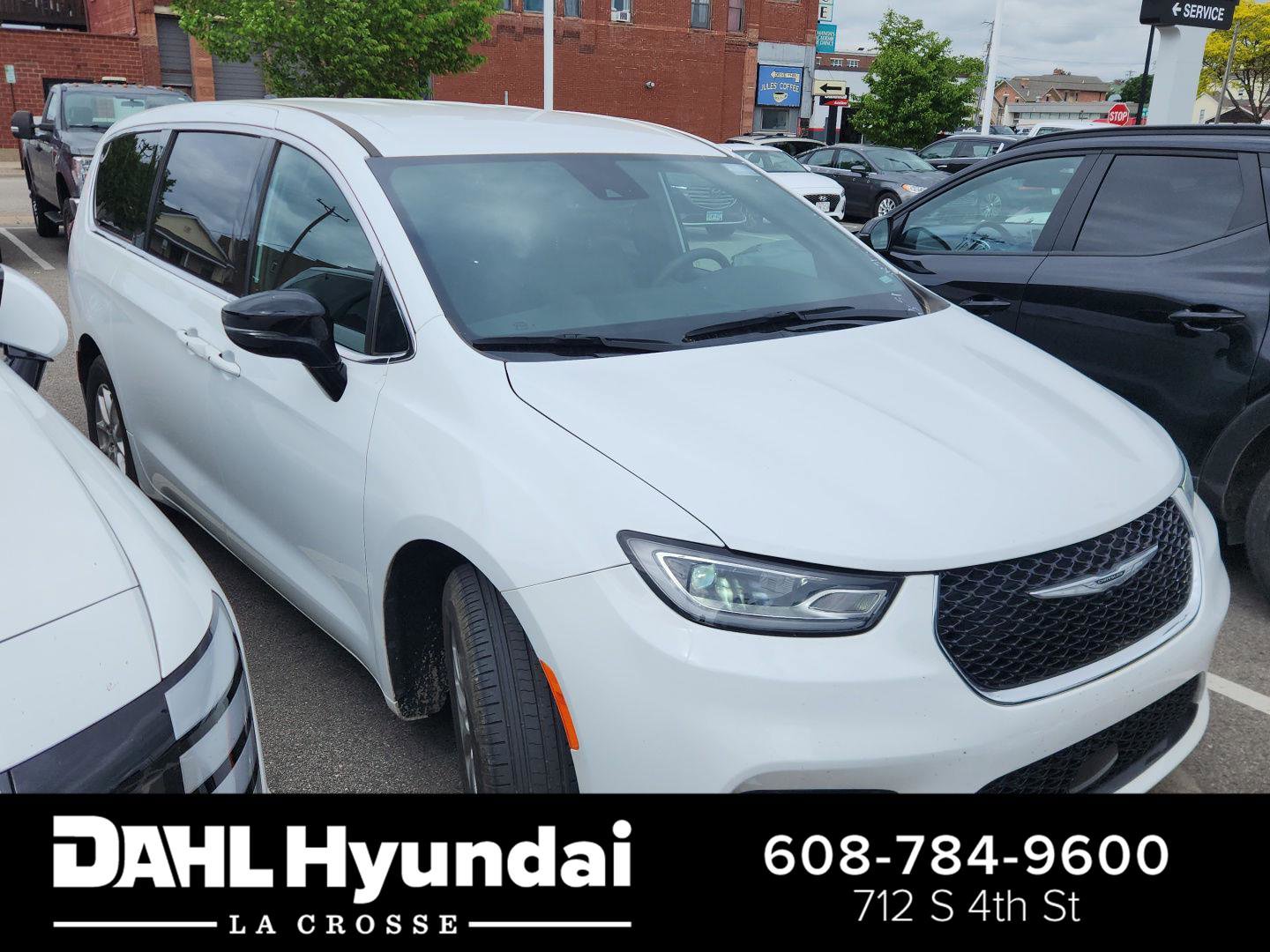 Used 2025 Chrysler Pacifica Select FWD image 1