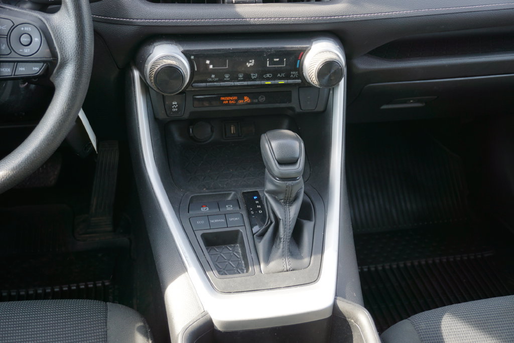 Used 2022 Toyota RAV4 LE w/ Carpet Mat Package (TMS) FWD image 15
