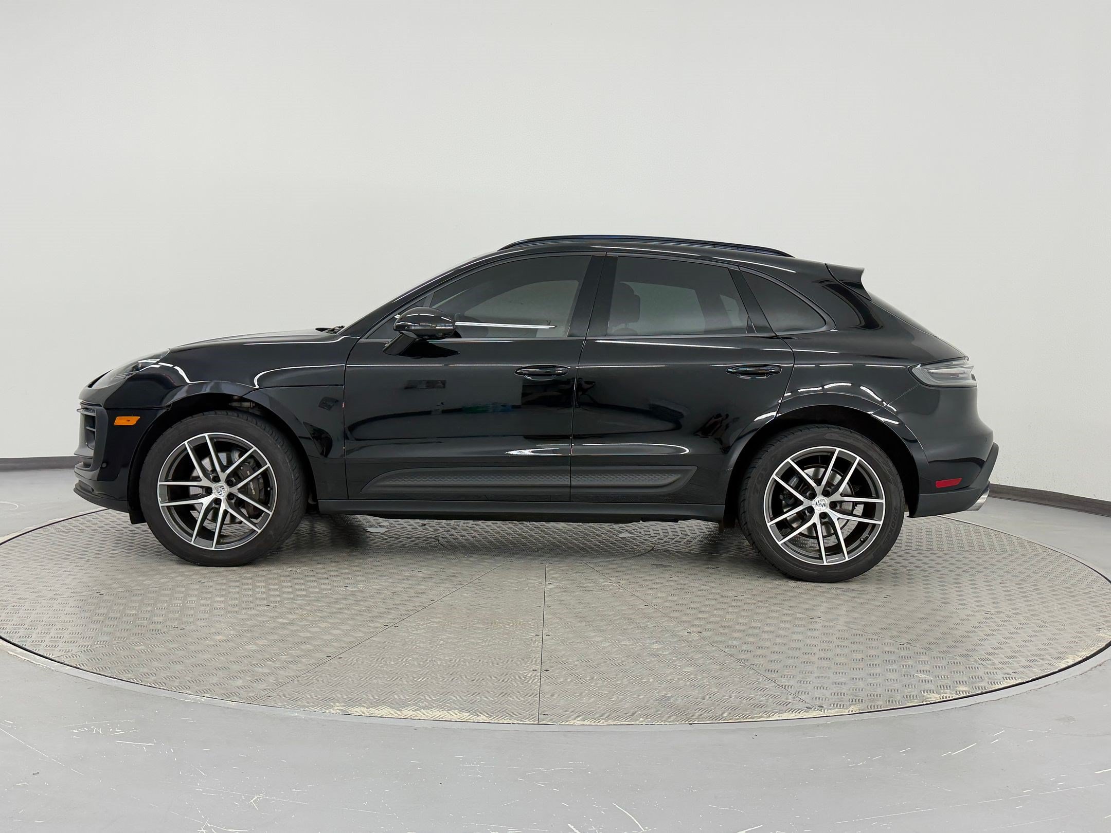 Used 2024 Porsche Macan AWD/4WD image 2