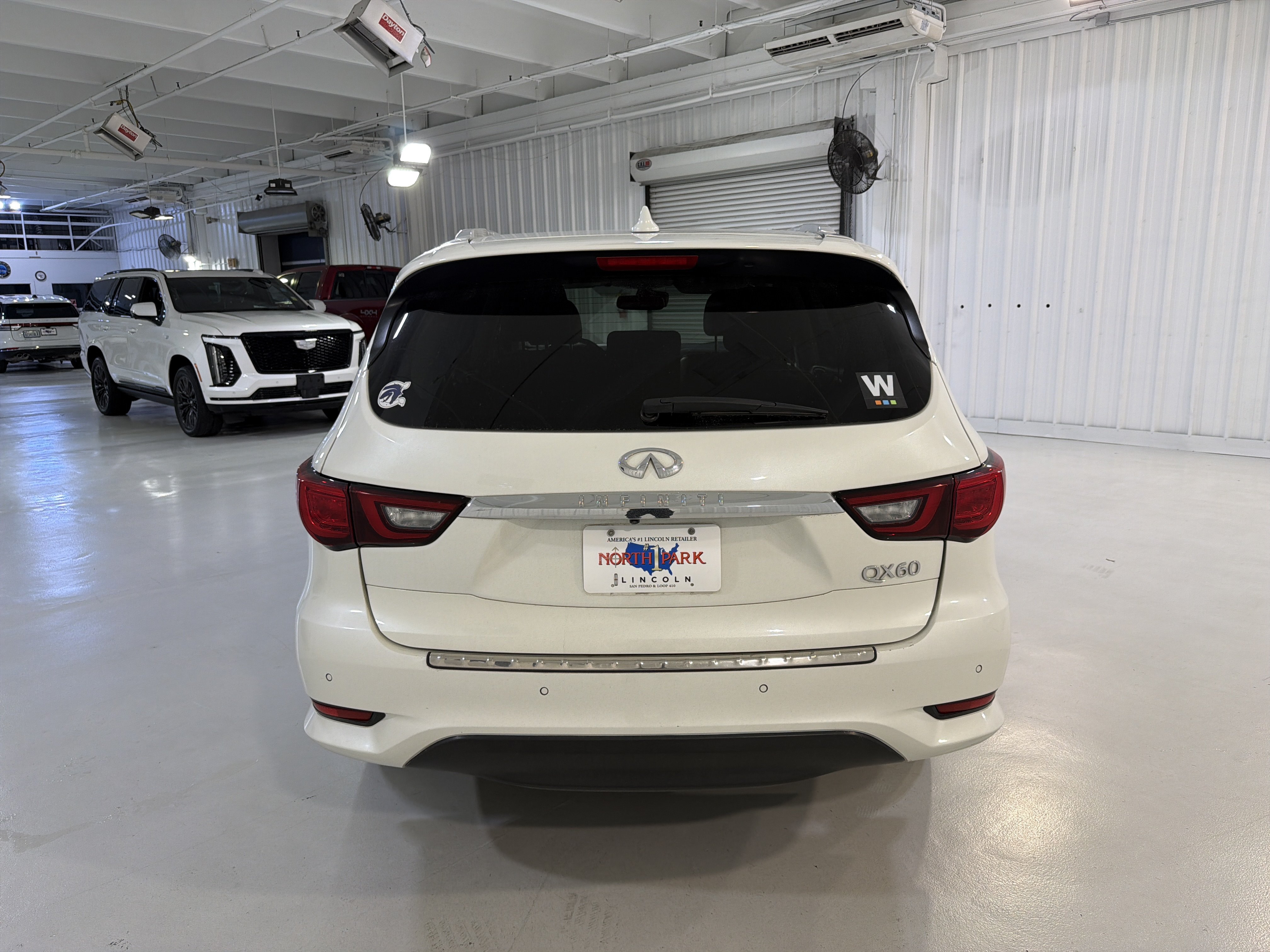 Used 2020 INFINITI QX60 Luxe w/ Essential Package FWD image 4