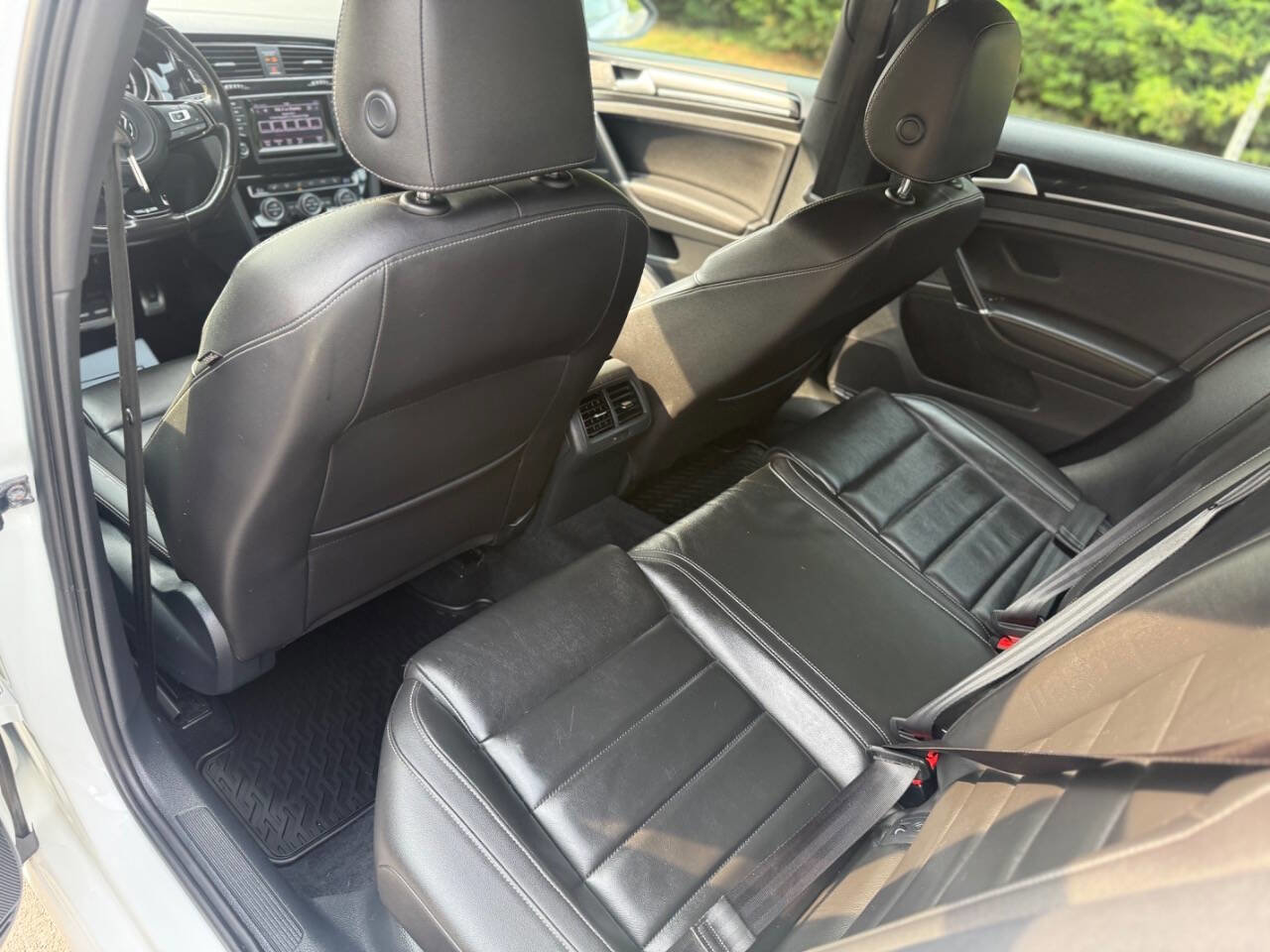 Used 2015 Volkswagen Golf R 4-Door image 31