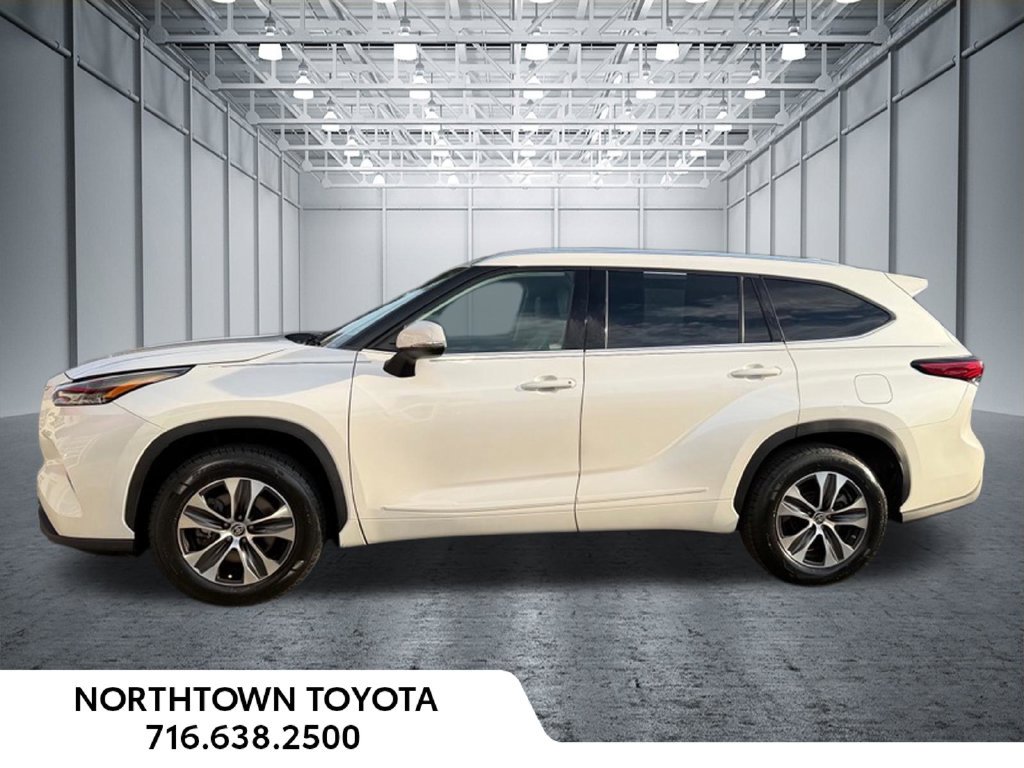 Used 2021 Toyota Highlander XLE FWD image 2