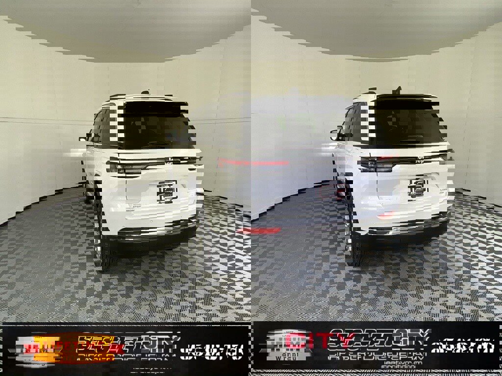 New 2026 Jeep Grand Cherokee Laredo X image 5