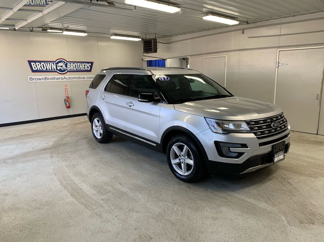 Used 2017 Ford Explorer XLT w/ Equipment Group 202A AWD/4WD image 10