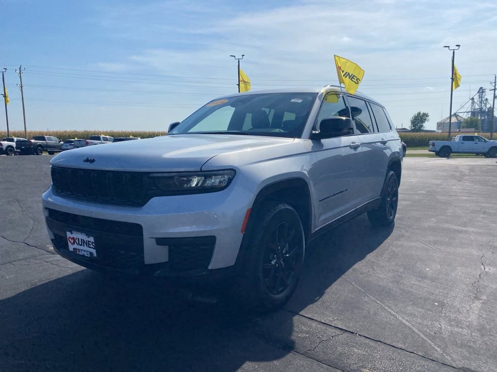 Used 2024 Jeep Grand Cherokee L Laredo image 14