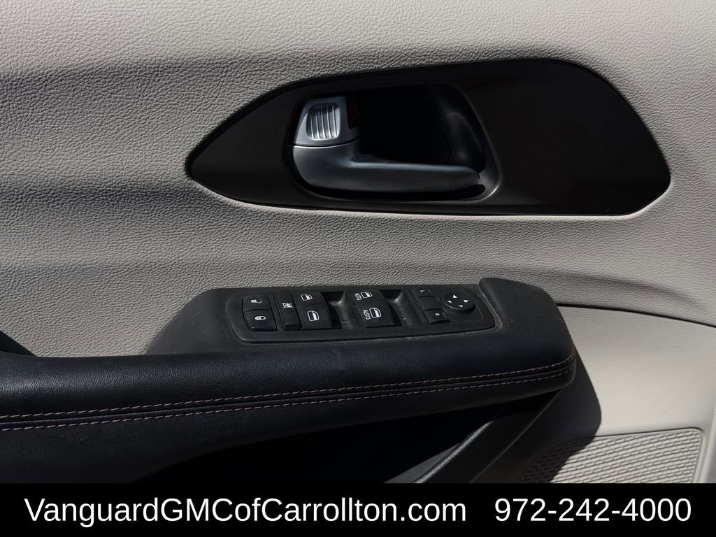 Used 2017 Chrysler Pacifica Touring-L FWD image 28