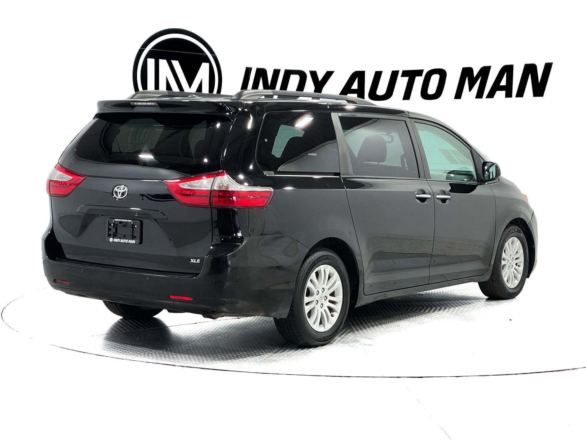 Used 2017 Toyota Sienna XLE w/ XLE Navigation Package FWD image 4