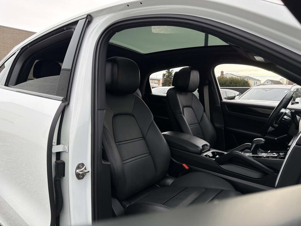 Used 2023 Porsche Cayenne Platinum Edition image 11