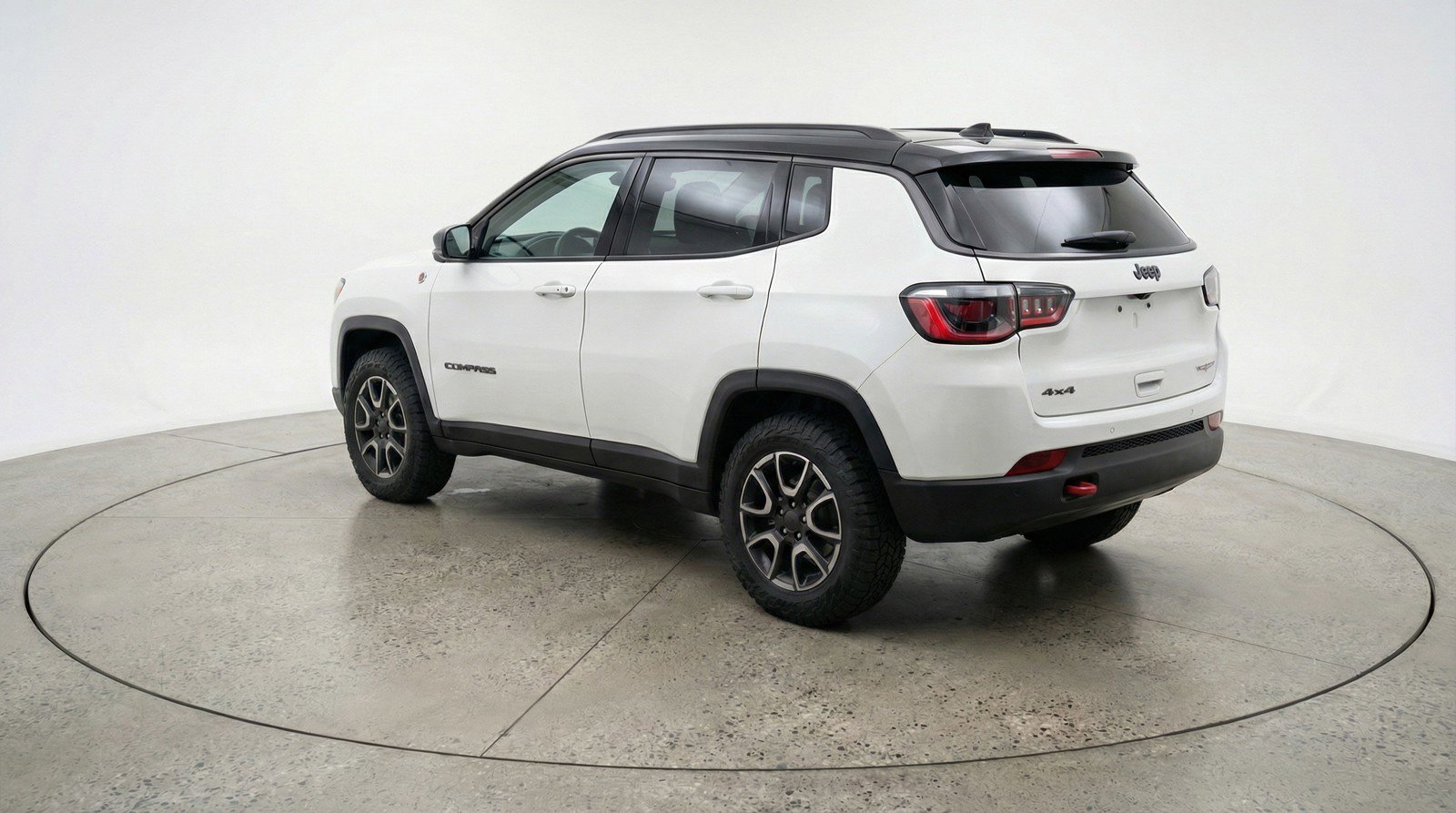 Used 2025 Jeep Compass Trailhawk image 6