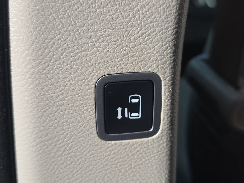 Used 2017 Chrysler Pacifica Touring-L FWD image 18