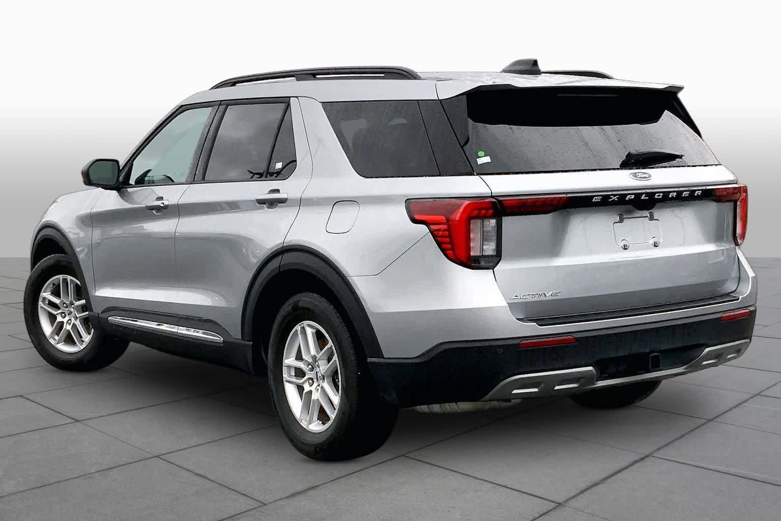 Used 2025 Ford Explorer Active w/ Active Comfort Package RWD image 12