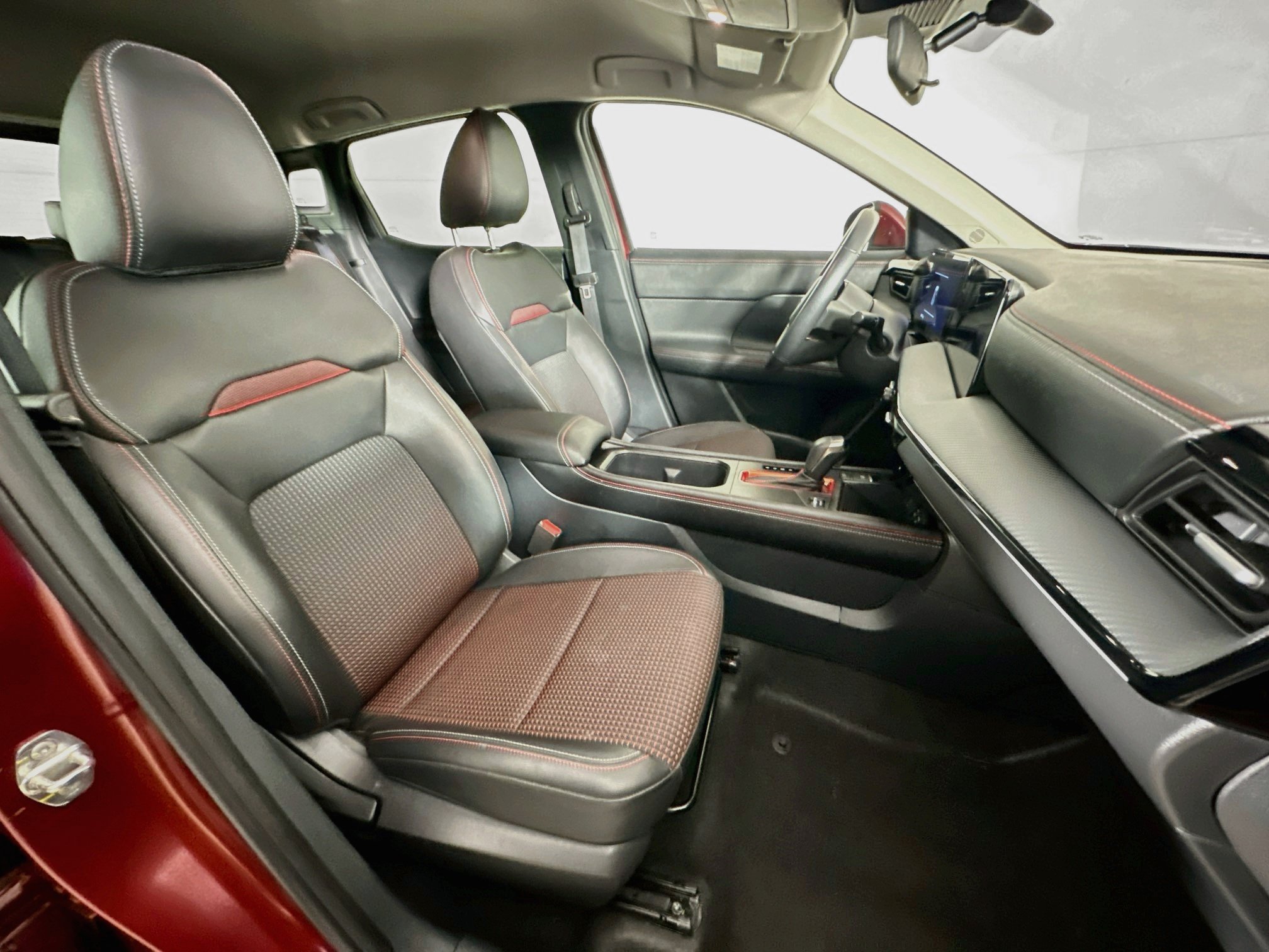 Used 2025 Nissan Kicks SR FWD image 28