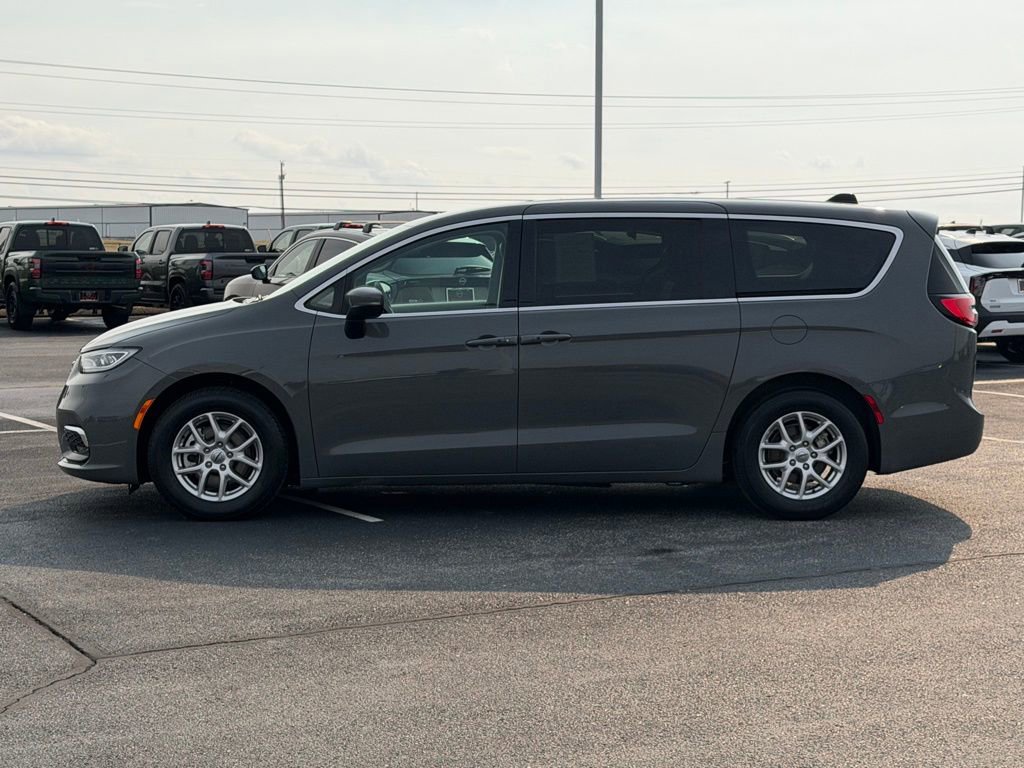 Used 2023 Chrysler Pacifica Touring-L image 8