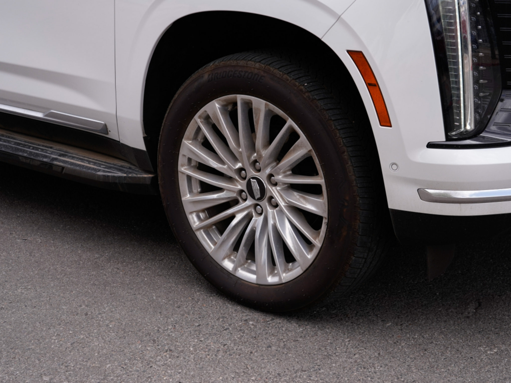 Used 2025 Cadillac Escalade ESV Premium Luxury AWD/4WD image 17