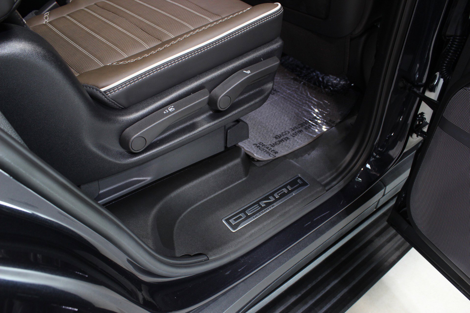 Used 2025 GMC Yukon Denali Ultimate w/ LPO, Floor Liner Package AWD/4WD image 52