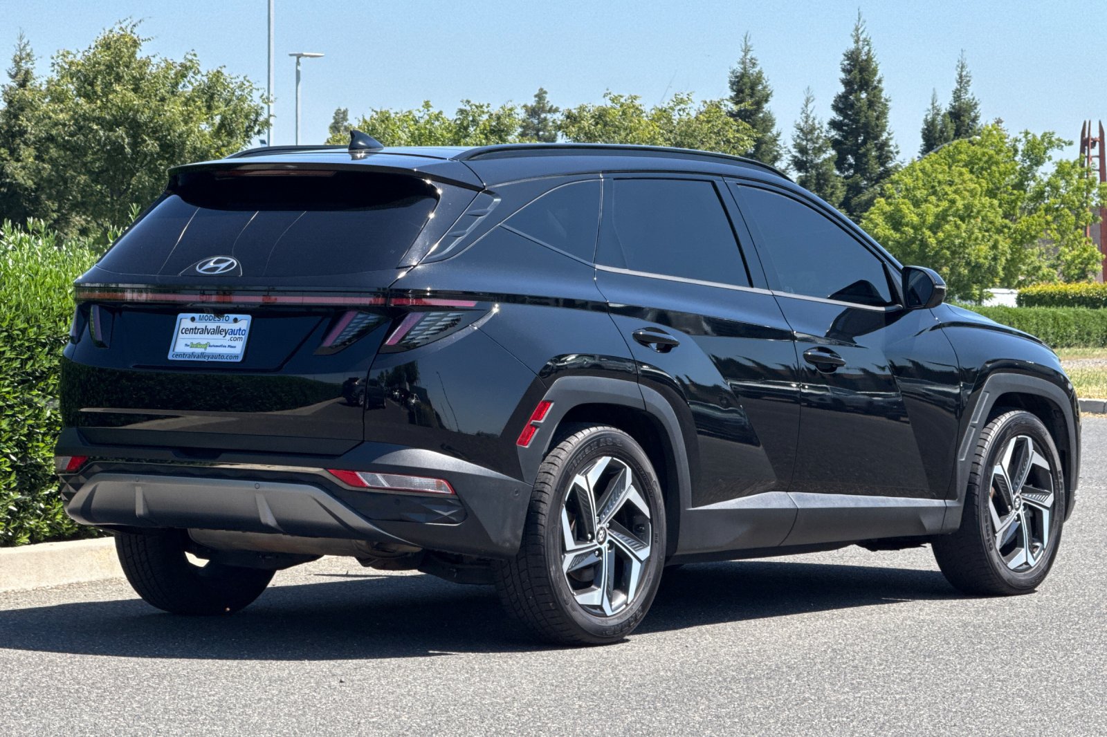 Used 2022 Hyundai Tucson Limited w/ Cargo Package FWD image 4