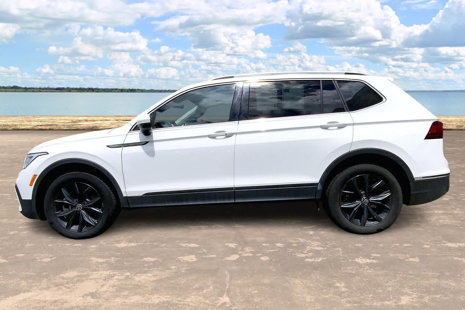 Used 2024 Volkswagen Tiguan SE FWD image 3
