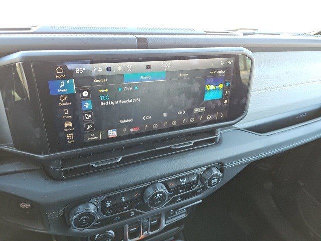 Used 2025 Jeep Wrangler Sahara image 24