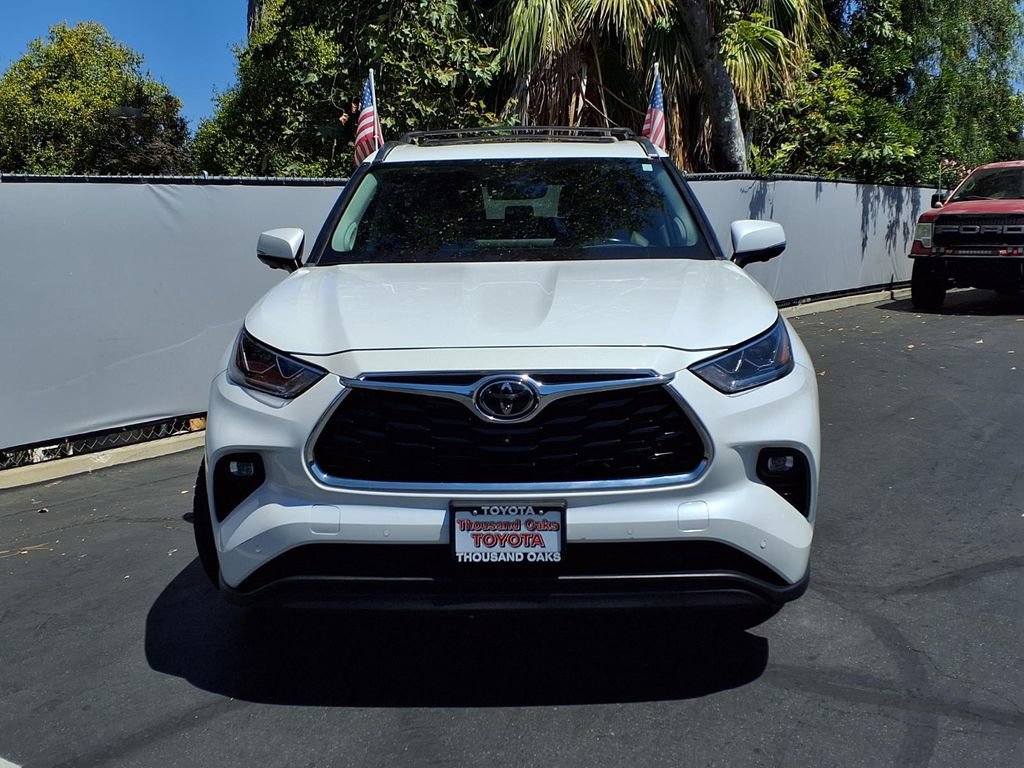 Used 2023 Toyota Highlander Limited FWD image 2