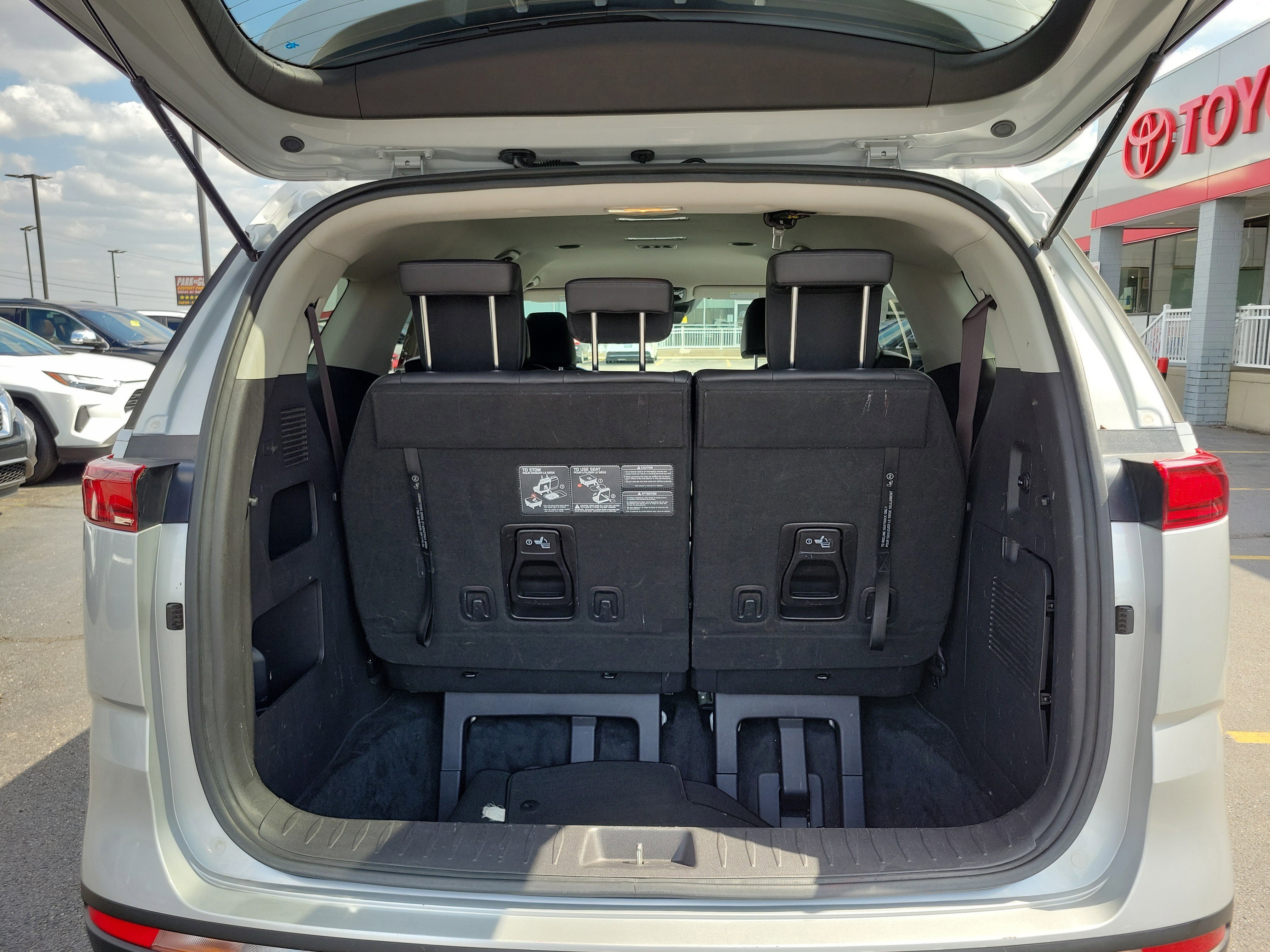 Used 2022 Kia Carnival LX image 8