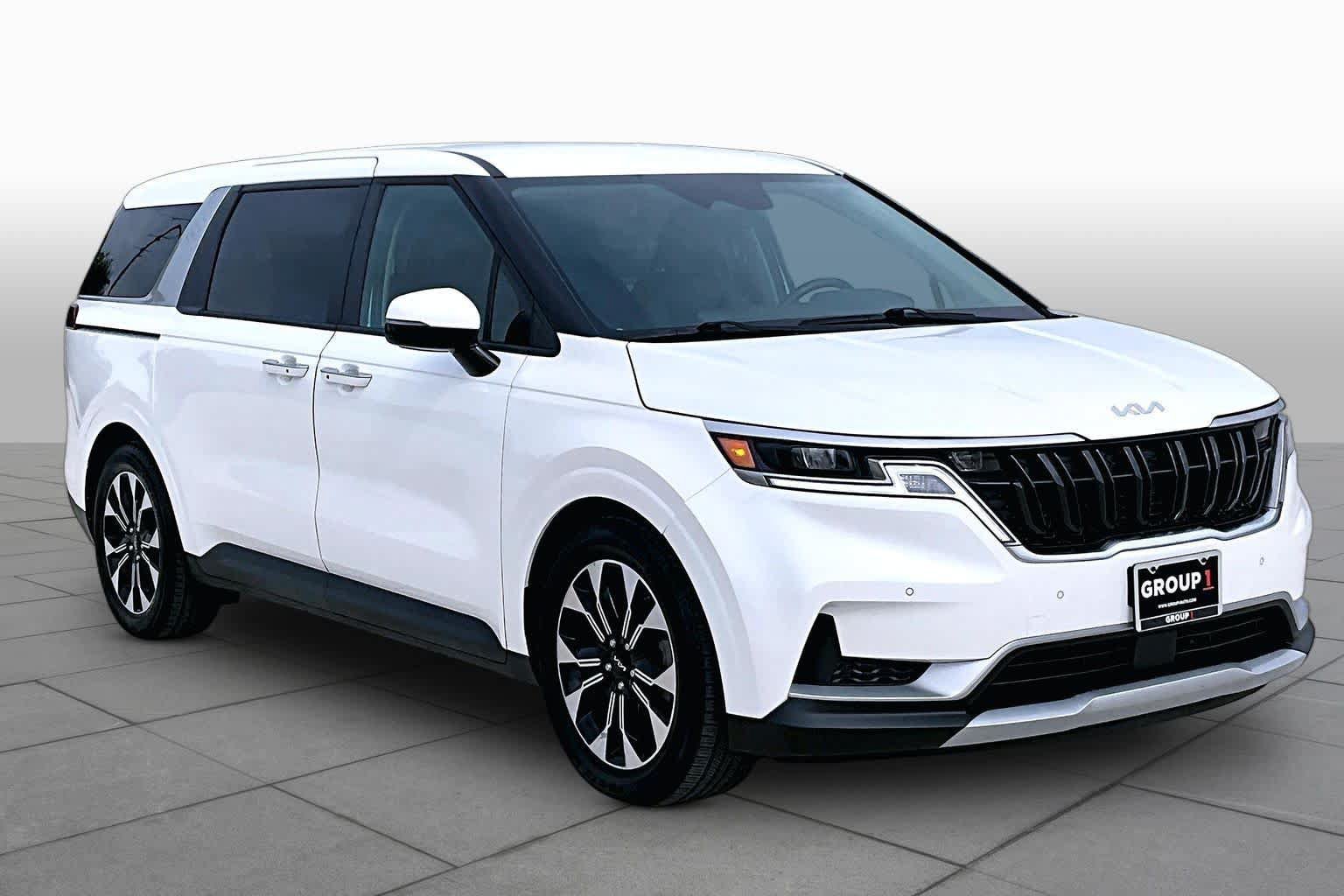 Used 2023 Kia Carnival EX FWD image 3