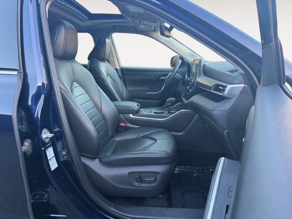 Used 2021 Toyota Highlander XLE AWD/4WD image 25